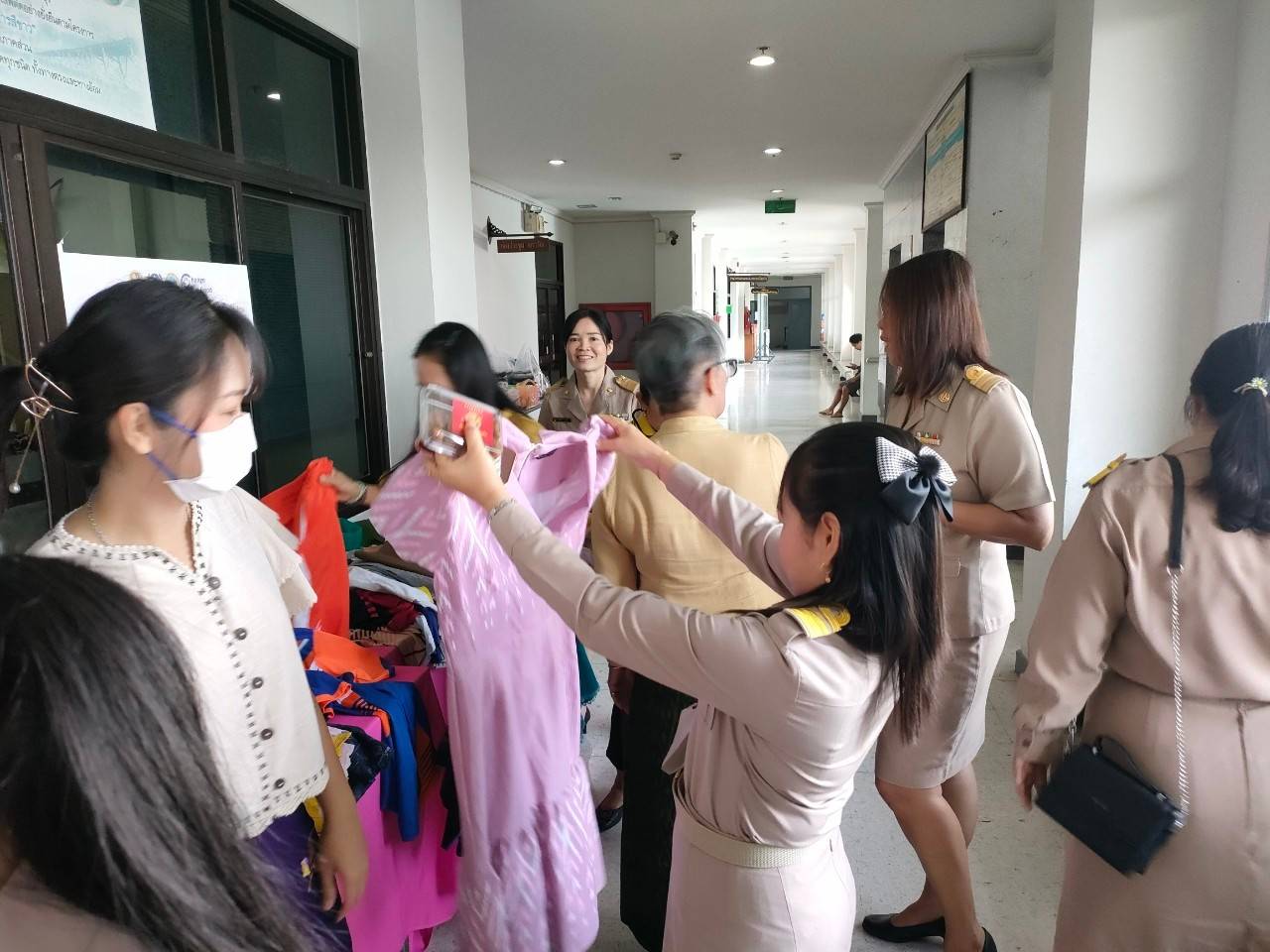 พช. กาญจนบุรี ขับเคลื่อนองค์กรคุณธรรม “แลก เปลี่ยน โลก” ในกิจกรรมแลกเปลี่ยน แบ่งปันเสื้อผ้า ชุดทำงาน ผ้าไทย สู่ “การแบ่งปัน สร้างสรรค์รอยยิ้ม”