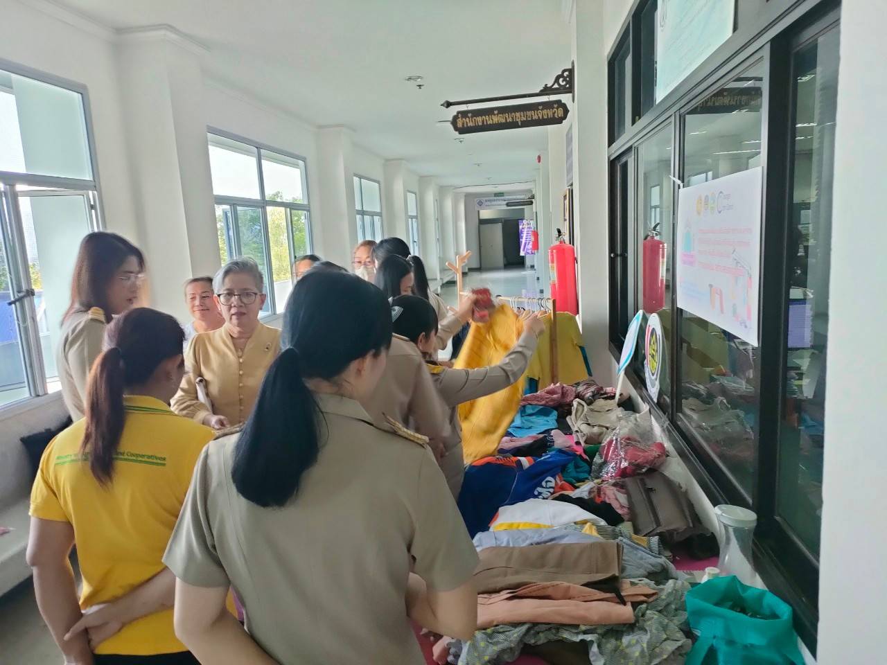 พช. กาญจนบุรี ขับเคลื่อนองค์กรคุณธรรม “แลก เปลี่ยน โลก” ในกิจกรรมแลกเปลี่ยน แบ่งปันเสื้อผ้า ชุดทำงาน ผ้าไทย สู่ “การแบ่งปัน สร้างสรรค์รอยยิ้ม”