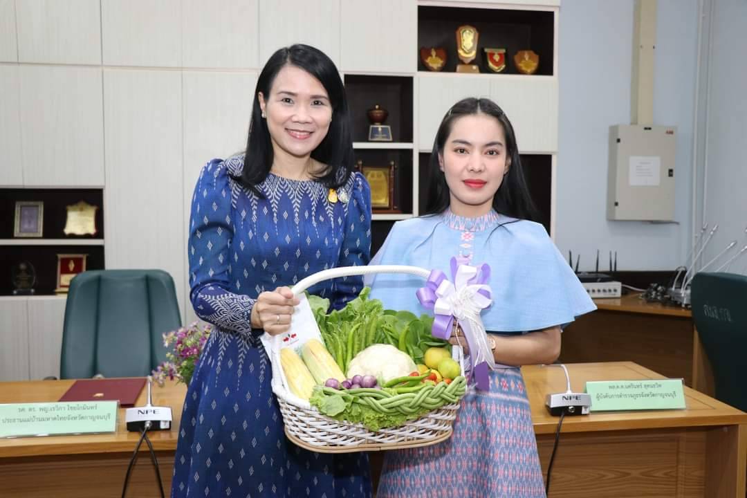 CDD KAN News: ประธานแม่บ้านมหาดไทยจังหวัดกาญจนบุรี – ประธานแม่บ้านตำรวจภูธรจังหวัดกาญจนบุรี ร่วมลงนาม (MOU) ขับเคลื่อนโครงการบ้านนี้มีรัก ปลูกผักกินเอง การคัดแยกขยะในครัวเรือน การขับเคลื่อนธนาคารขยะ การส่งเสริมการใช้และสวมใส่ผ้าไทย รวมทั้งโครงการรวมพลัง สร้างบ้านอุ่นรัก ร่วมสวมใส่ผ้าไทย ใช้สินค้าไทย ร่วมใสใจสิ่งแวดล้อมน้อมนำพัฒนาอย่างยั่งยืน คืนคนดีสู่สังคม