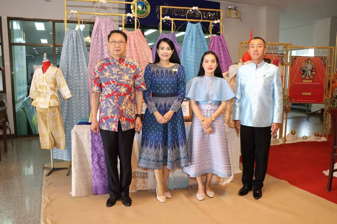 CDD KAN News: ประธานแม่บ้านมหาดไทยจังหวัดกาญจนบุรี – ประธานแม่บ้านตำรวจภูธรจังหวัดกาญจนบุรี ร่วมลงนาม (MOU) ขับเคลื่อนโครงการบ้านนี้มีรัก ปลูกผักกินเอง การคัดแยกขยะในครัวเรือน การขับเคลื่อนธนาคารขยะ การส่งเสริมการใช้และสวมใส่ผ้าไทย รวมทั้งโครงการรวมพลัง สร้างบ้านอุ่นรัก ร่วมสวมใส่ผ้าไทย ใช้สินค้าไทย ร่วมใสใจสิ่งแวดล้อมน้อมนำพัฒนาอย่างยั่งยืน คืนคนดีสู่สังคม