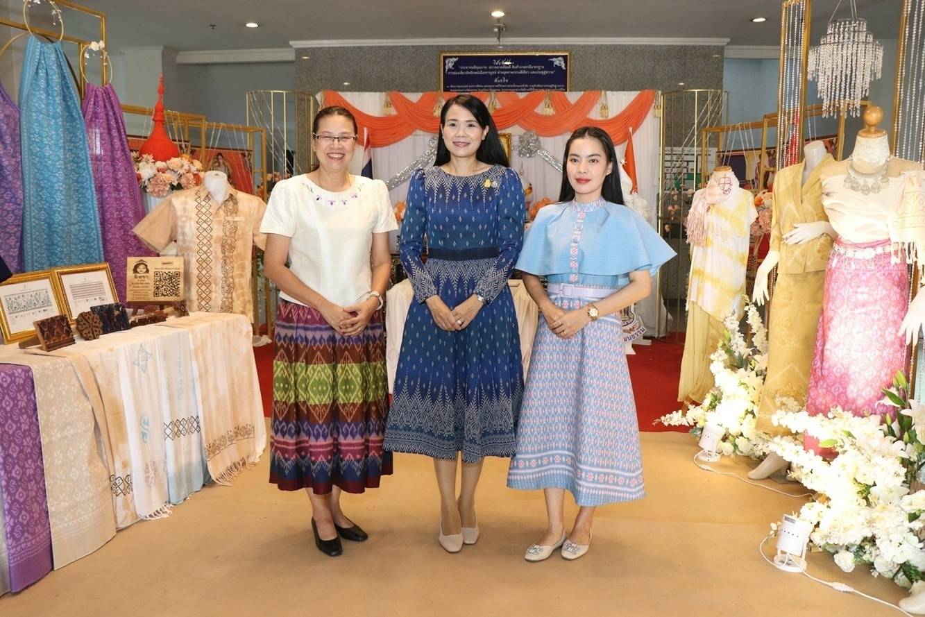 CDD KAN News: ประธานแม่บ้านมหาดไทยจังหวัดกาญจนบุรี – ประธานแม่บ้านตำรวจภูธรจังหวัดกาญจนบุรี ร่วมลงนาม (MOU) ขับเคลื่อนโครงการบ้านนี้มีรัก ปลูกผักกินเอง การคัดแยกขยะในครัวเรือน การขับเคลื่อนธนาคารขยะ การส่งเสริมการใช้และสวมใส่ผ้าไทย รวมทั้งโครงการรวมพลัง สร้างบ้านอุ่นรัก ร่วมสวมใส่ผ้าไทย ใช้สินค้าไทย ร่วมใสใจสิ่งแวดล้อมน้อมนำพัฒนาอย่างยั่งยืน คืนคนดีสู่สังคม