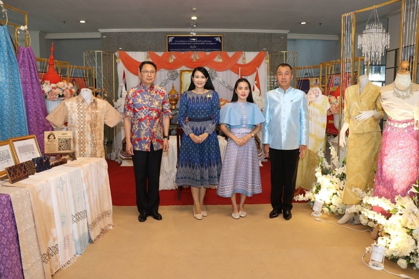 CDD KAN News: ประธานแม่บ้านมหาดไทยจังหวัดกาญจนบุรี – ประธานแม่บ้านตำรวจภูธรจังหวัดกาญจนบุรี ร่วมลงนาม (MOU) ขับเคลื่อนโครงการบ้านนี้มีรัก ปลูกผักกินเอง การคัดแยกขยะในครัวเรือน การขับเคลื่อนธนาคารขยะ การส่งเสริมการใช้และสวมใส่ผ้าไทย รวมทั้งโครงการรวมพลัง สร้างบ้านอุ่นรัก ร่วมสวมใส่ผ้าไทย ใช้สินค้าไทย ร่วมใสใจสิ่งแวดล้อมน้อมนำพัฒนาอย่างยั่งยืน คืนคนดีสู่สังคม