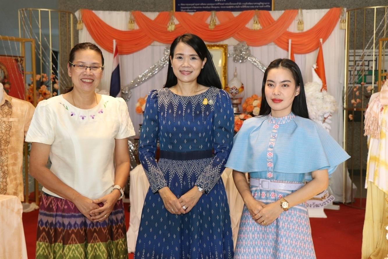CDD KAN News: ประธานแม่บ้านมหาดไทยจังหวัดกาญจนบุรี – ประธานแม่บ้านตำรวจภูธรจังหวัดกาญจนบุรี ร่วมลงนาม (MOU) ขับเคลื่อนโครงการบ้านนี้มีรัก ปลูกผักกินเอง การคัดแยกขยะในครัวเรือน การขับเคลื่อนธนาคารขยะ การส่งเสริมการใช้และสวมใส่ผ้าไทย รวมทั้งโครงการรวมพลัง สร้างบ้านอุ่นรัก ร่วมสวมใส่ผ้าไทย ใช้สินค้าไทย ร่วมใสใจสิ่งแวดล้อมน้อมนำพัฒนาอย่างยั่งยืน คืนคนดีสู่สังคม