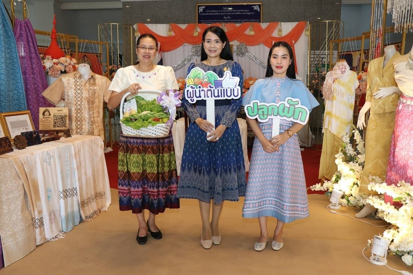 CDD KAN News: ประธานแม่บ้านมหาดไทยจังหวัดกาญจนบุรี – ประธานแม่บ้านตำรวจภูธรจังหวัดกาญจนบุรี ร่วมลงนาม (MOU) ขับเคลื่อนโครงการบ้านนี้มีรัก ปลูกผักกินเอง การคัดแยกขยะในครัวเรือน การขับเคลื่อนธนาคารขยะ การส่งเสริมการใช้และสวมใส่ผ้าไทย รวมทั้งโครงการรวมพลัง สร้างบ้านอุ่นรัก ร่วมสวมใส่ผ้าไทย ใช้สินค้าไทย ร่วมใสใจสิ่งแวดล้อมน้อมนำพัฒนาอย่างยั่งยืน คืนคนดีสู่สังคม