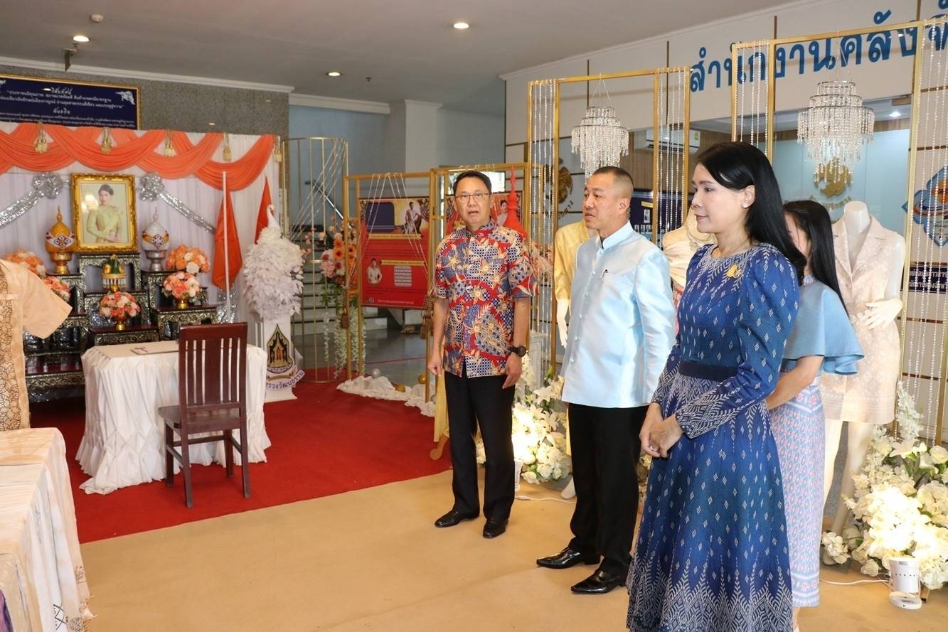 CDD KAN News: ประธานแม่บ้านมหาดไทยจังหวัดกาญจนบุรี – ประธานแม่บ้านตำรวจภูธรจังหวัดกาญจนบุรี ร่วมลงนาม (MOU) ขับเคลื่อนโครงการบ้านนี้มีรัก ปลูกผักกินเอง การคัดแยกขยะในครัวเรือน การขับเคลื่อนธนาคารขยะ การส่งเสริมการใช้และสวมใส่ผ้าไทย รวมทั้งโครงการรวมพลัง สร้างบ้านอุ่นรัก ร่วมสวมใส่ผ้าไทย ใช้สินค้าไทย ร่วมใสใจสิ่งแวดล้อมน้อมนำพัฒนาอย่างยั่งยืน คืนคนดีสู่สังคม