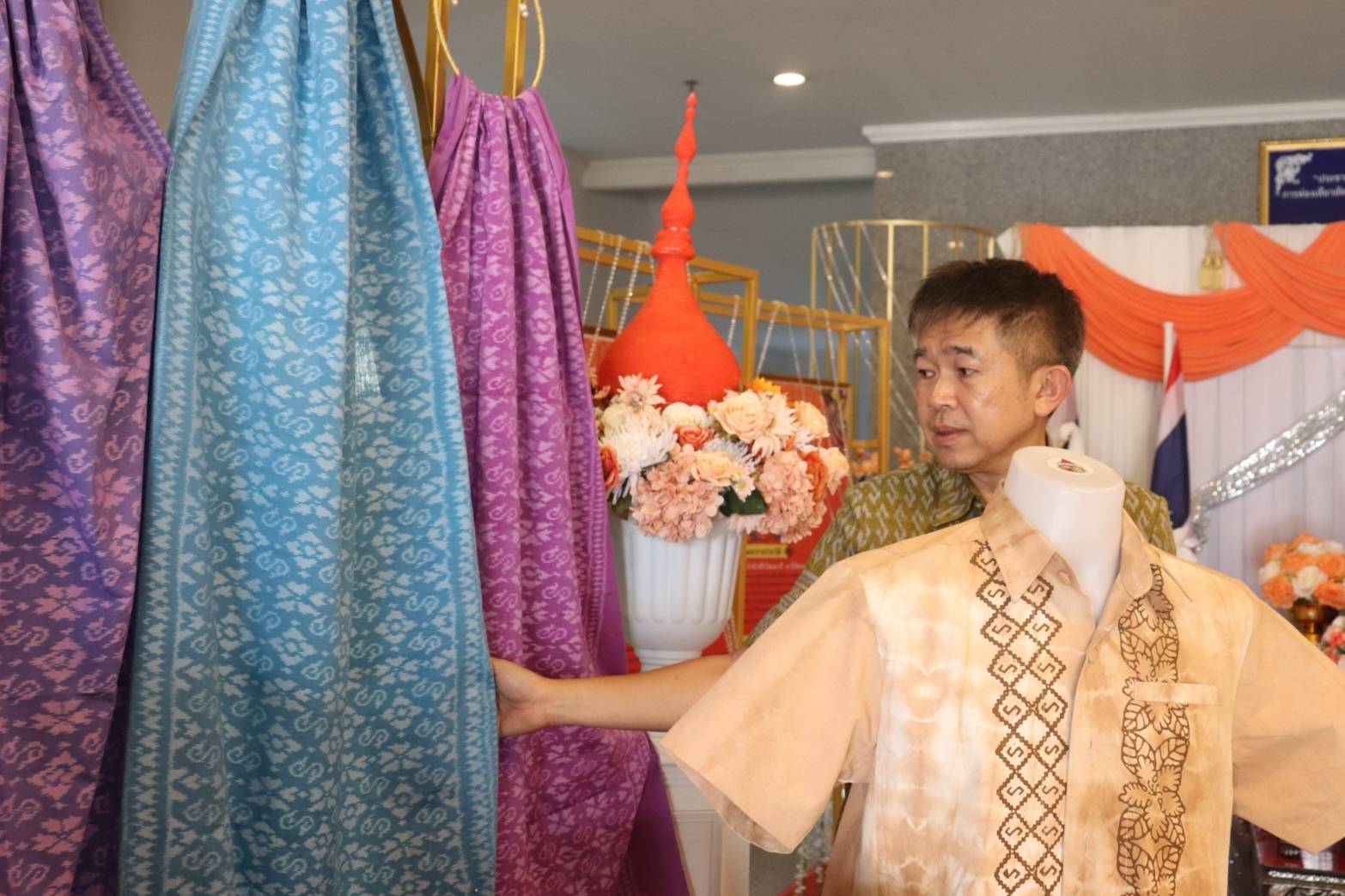 CDD KAN News: ประธานแม่บ้านมหาดไทยจังหวัดกาญจนบุรี – ประธานแม่บ้านตำรวจภูธรจังหวัดกาญจนบุรี ร่วมลงนาม (MOU) ขับเคลื่อนโครงการบ้านนี้มีรัก ปลูกผักกินเอง การคัดแยกขยะในครัวเรือน การขับเคลื่อนธนาคารขยะ การส่งเสริมการใช้และสวมใส่ผ้าไทย รวมทั้งโครงการรวมพลัง สร้างบ้านอุ่นรัก ร่วมสวมใส่ผ้าไทย ใช้สินค้าไทย ร่วมใสใจสิ่งแวดล้อมน้อมนำพัฒนาอย่างยั่งยืน คืนคนดีสู่สังคม