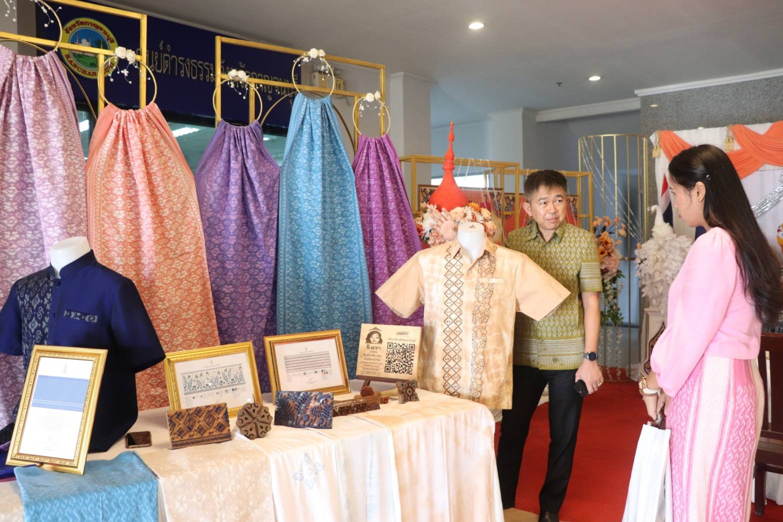 CDD KAN News: ประธานแม่บ้านมหาดไทยจังหวัดกาญจนบุรี – ประธานแม่บ้านตำรวจภูธรจังหวัดกาญจนบุรี ร่วมลงนาม (MOU) ขับเคลื่อนโครงการบ้านนี้มีรัก ปลูกผักกินเอง การคัดแยกขยะในครัวเรือน การขับเคลื่อนธนาคารขยะ การส่งเสริมการใช้และสวมใส่ผ้าไทย รวมทั้งโครงการรวมพลัง สร้างบ้านอุ่นรัก ร่วมสวมใส่ผ้าไทย ใช้สินค้าไทย ร่วมใสใจสิ่งแวดล้อมน้อมนำพัฒนาอย่างยั่งยืน คืนคนดีสู่สังคม