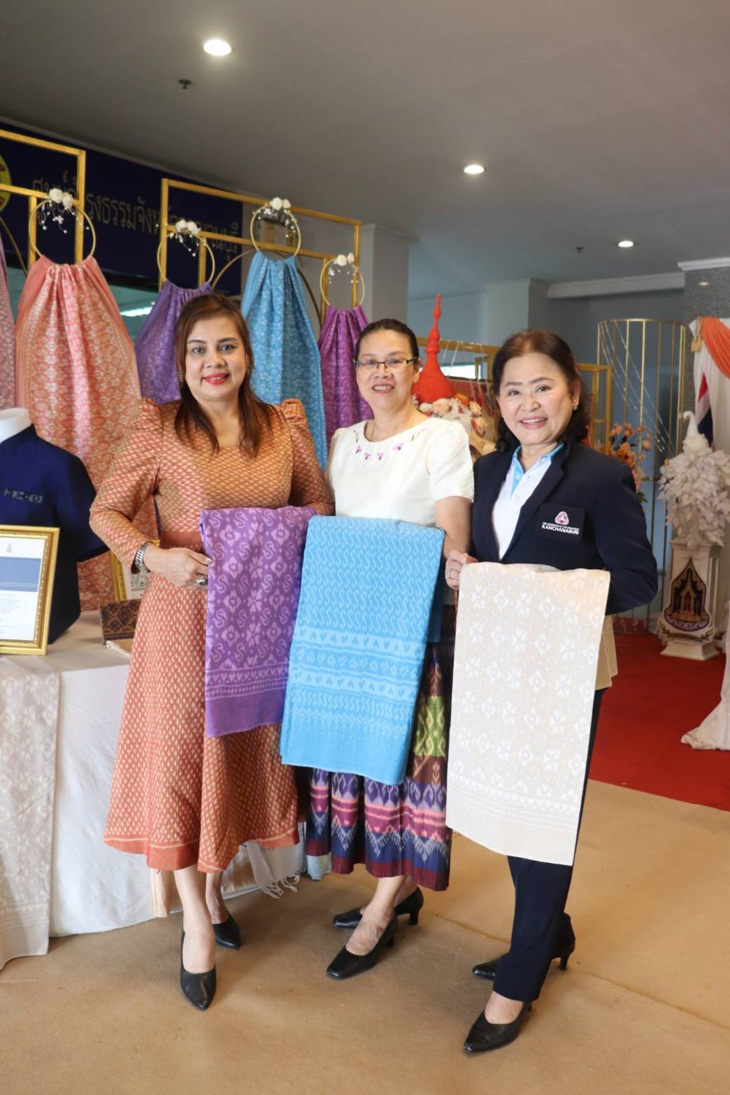 CDD KAN News: ประธานแม่บ้านมหาดไทยจังหวัดกาญจนบุรี – ประธานแม่บ้านตำรวจภูธรจังหวัดกาญจนบุรี ร่วมลงนาม (MOU) ขับเคลื่อนโครงการบ้านนี้มีรัก ปลูกผักกินเอง การคัดแยกขยะในครัวเรือน การขับเคลื่อนธนาคารขยะ การส่งเสริมการใช้และสวมใส่ผ้าไทย รวมทั้งโครงการรวมพลัง สร้างบ้านอุ่นรัก ร่วมสวมใส่ผ้าไทย ใช้สินค้าไทย ร่วมใสใจสิ่งแวดล้อมน้อมนำพัฒนาอย่างยั่งยืน คืนคนดีสู่สังคม