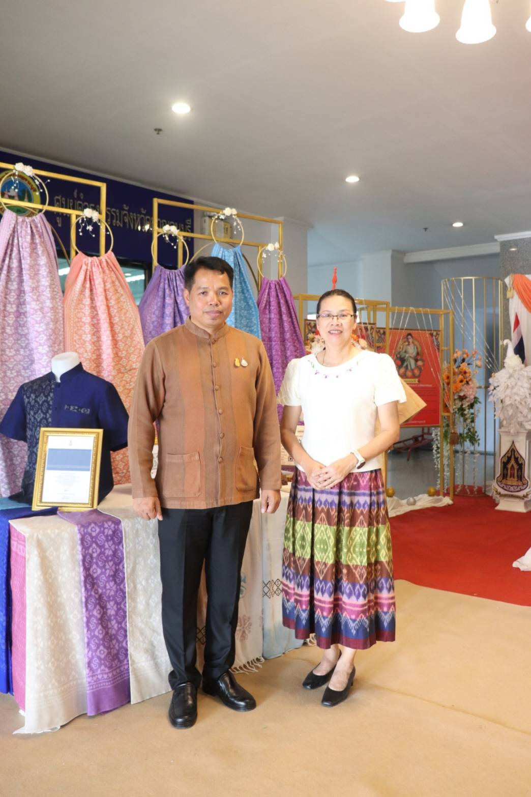 CDD KAN News: ประธานแม่บ้านมหาดไทยจังหวัดกาญจนบุรี – ประธานแม่บ้านตำรวจภูธรจังหวัดกาญจนบุรี ร่วมลงนาม (MOU) ขับเคลื่อนโครงการบ้านนี้มีรัก ปลูกผักกินเอง การคัดแยกขยะในครัวเรือน การขับเคลื่อนธนาคารขยะ การส่งเสริมการใช้และสวมใส่ผ้าไทย รวมทั้งโครงการรวมพลัง สร้างบ้านอุ่นรัก ร่วมสวมใส่ผ้าไทย ใช้สินค้าไทย ร่วมใสใจสิ่งแวดล้อมน้อมนำพัฒนาอย่างยั่งยืน คืนคนดีสู่สังคม