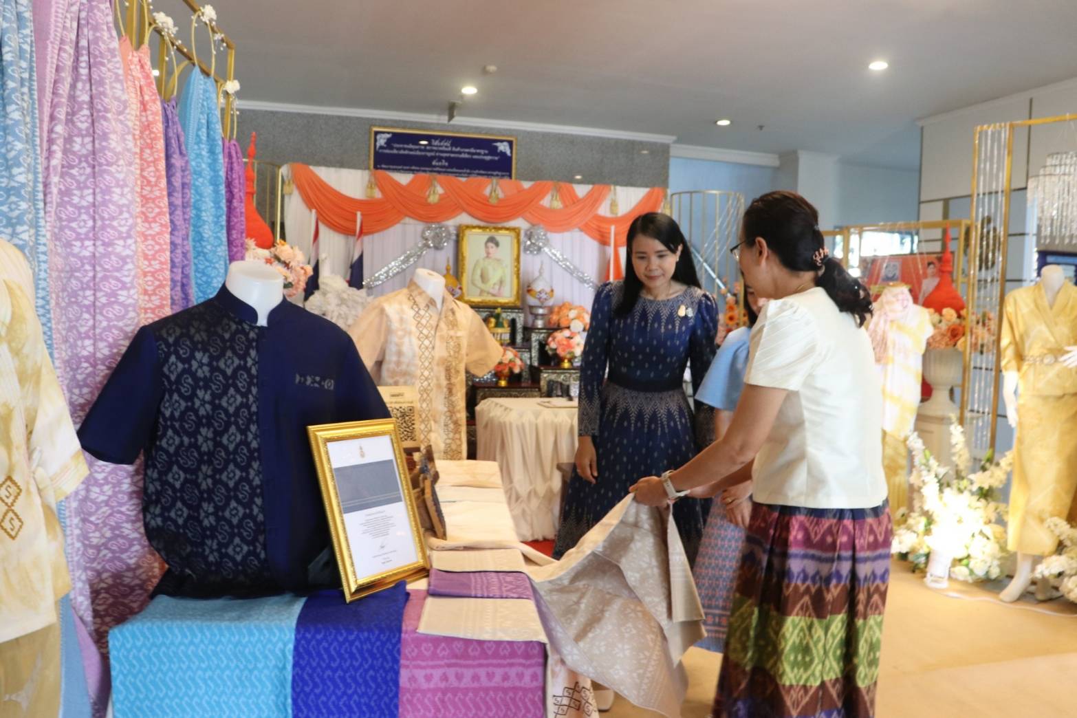 CDD KAN News: ประธานแม่บ้านมหาดไทยจังหวัดกาญจนบุรี – ประธานแม่บ้านตำรวจภูธรจังหวัดกาญจนบุรี ร่วมลงนาม (MOU) ขับเคลื่อนโครงการบ้านนี้มีรัก ปลูกผักกินเอง การคัดแยกขยะในครัวเรือน การขับเคลื่อนธนาคารขยะ การส่งเสริมการใช้และสวมใส่ผ้าไทย รวมทั้งโครงการรวมพลัง สร้างบ้านอุ่นรัก ร่วมสวมใส่ผ้าไทย ใช้สินค้าไทย ร่วมใสใจสิ่งแวดล้อมน้อมนำพัฒนาอย่างยั่งยืน คืนคนดีสู่สังคม