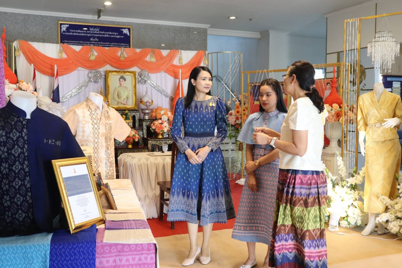CDD KAN News: ประธานแม่บ้านมหาดไทยจังหวัดกาญจนบุรี – ประธานแม่บ้านตำรวจภูธรจังหวัดกาญจนบุรี ร่วมลงนาม (MOU) ขับเคลื่อนโครงการบ้านนี้มีรัก ปลูกผักกินเอง การคัดแยกขยะในครัวเรือน การขับเคลื่อนธนาคารขยะ การส่งเสริมการใช้และสวมใส่ผ้าไทย รวมทั้งโครงการรวมพลัง สร้างบ้านอุ่นรัก ร่วมสวมใส่ผ้าไทย ใช้สินค้าไทย ร่วมใสใจสิ่งแวดล้อมน้อมนำพัฒนาอย่างยั่งยืน คืนคนดีสู่สังคม