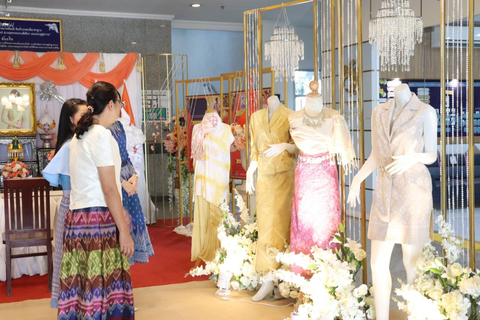 CDD KAN News: ประธานแม่บ้านมหาดไทยจังหวัดกาญจนบุรี – ประธานแม่บ้านตำรวจภูธรจังหวัดกาญจนบุรี ร่วมลงนาม (MOU) ขับเคลื่อนโครงการบ้านนี้มีรัก ปลูกผักกินเอง การคัดแยกขยะในครัวเรือน การขับเคลื่อนธนาคารขยะ การส่งเสริมการใช้และสวมใส่ผ้าไทย รวมทั้งโครงการรวมพลัง สร้างบ้านอุ่นรัก ร่วมสวมใส่ผ้าไทย ใช้สินค้าไทย ร่วมใสใจสิ่งแวดล้อมน้อมนำพัฒนาอย่างยั่งยืน คืนคนดีสู่สังคม