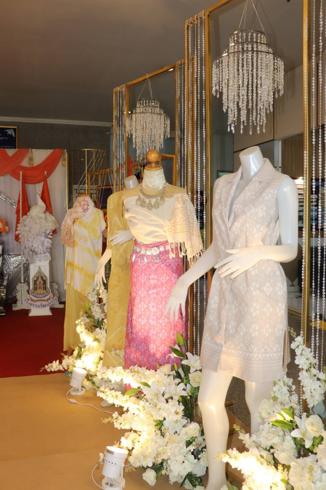 CDD KAN News: ประธานแม่บ้านมหาดไทยจังหวัดกาญจนบุรี – ประธานแม่บ้านตำรวจภูธรจังหวัดกาญจนบุรี ร่วมลงนาม (MOU) ขับเคลื่อนโครงการบ้านนี้มีรัก ปลูกผักกินเอง การคัดแยกขยะในครัวเรือน การขับเคลื่อนธนาคารขยะ การส่งเสริมการใช้และสวมใส่ผ้าไทย รวมทั้งโครงการรวมพลัง สร้างบ้านอุ่นรัก ร่วมสวมใส่ผ้าไทย ใช้สินค้าไทย ร่วมใสใจสิ่งแวดล้อมน้อมนำพัฒนาอย่างยั่งยืน คืนคนดีสู่สังคม
