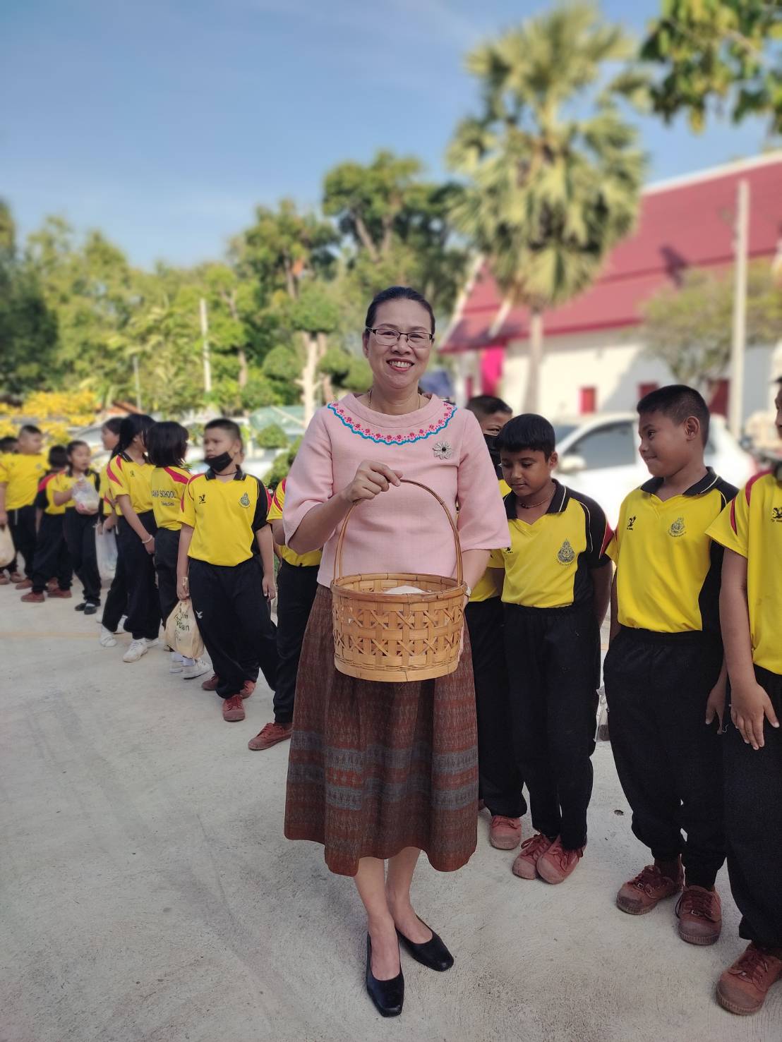 CDD KAN News : พัฒนาการจังหวัดกาญจนบุรี นำข้าราชการร่วมพิธี ตักบาตรร่วมบุญ เทิดทูนสถาบัน เพื่อถวายพระพรแด่ สมเด็จพระเจ้าลูกเธอ เจ้าฟ้าสิริวัณณวรี นารีรัตนราชกัญญา เนื่องในโอกาสวันคล้ายวันประสูติ วันที่ 8 มกราคม 2567