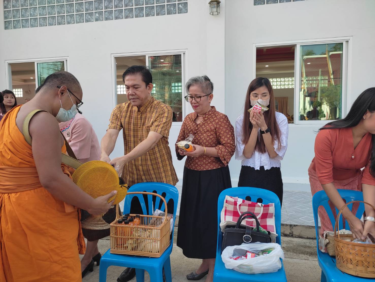 CDD KAN News : พัฒนาการจังหวัดกาญจนบุรี นำข้าราชการร่วมพิธี ตักบาตรร่วมบุญ เทิดทูนสถาบัน เพื่อถวายพระพรแด่ สมเด็จพระเจ้าลูกเธอ เจ้าฟ้าสิริวัณณวรี นารีรัตนราชกัญญา เนื่องในโอกาสวันคล้ายวันประสูติ วันที่ 8 มกราคม 2567