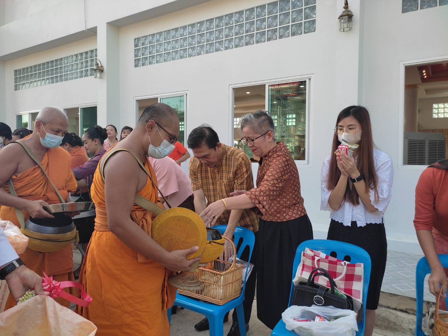 CDD KAN News : พัฒนาการจังหวัดกาญจนบุรี นำข้าราชการร่วมพิธี ตักบาตรร่วมบุญ เทิดทูนสถาบัน เพื่อถวายพระพรแด่ สมเด็จพระเจ้าลูกเธอ เจ้าฟ้าสิริวัณณวรี นารีรัตนราชกัญญา เนื่องในโอกาสวันคล้ายวันประสูติ วันที่ 8 มกราคม 2567