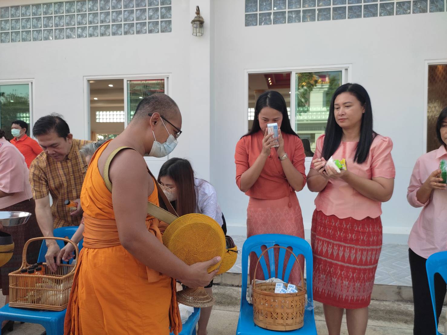CDD KAN News : พัฒนาการจังหวัดกาญจนบุรี นำข้าราชการร่วมพิธี ตักบาตรร่วมบุญ เทิดทูนสถาบัน เพื่อถวายพระพรแด่ สมเด็จพระเจ้าลูกเธอ เจ้าฟ้าสิริวัณณวรี นารีรัตนราชกัญญา เนื่องในโอกาสวันคล้ายวันประสูติ วันที่ 8 มกราคม 2567