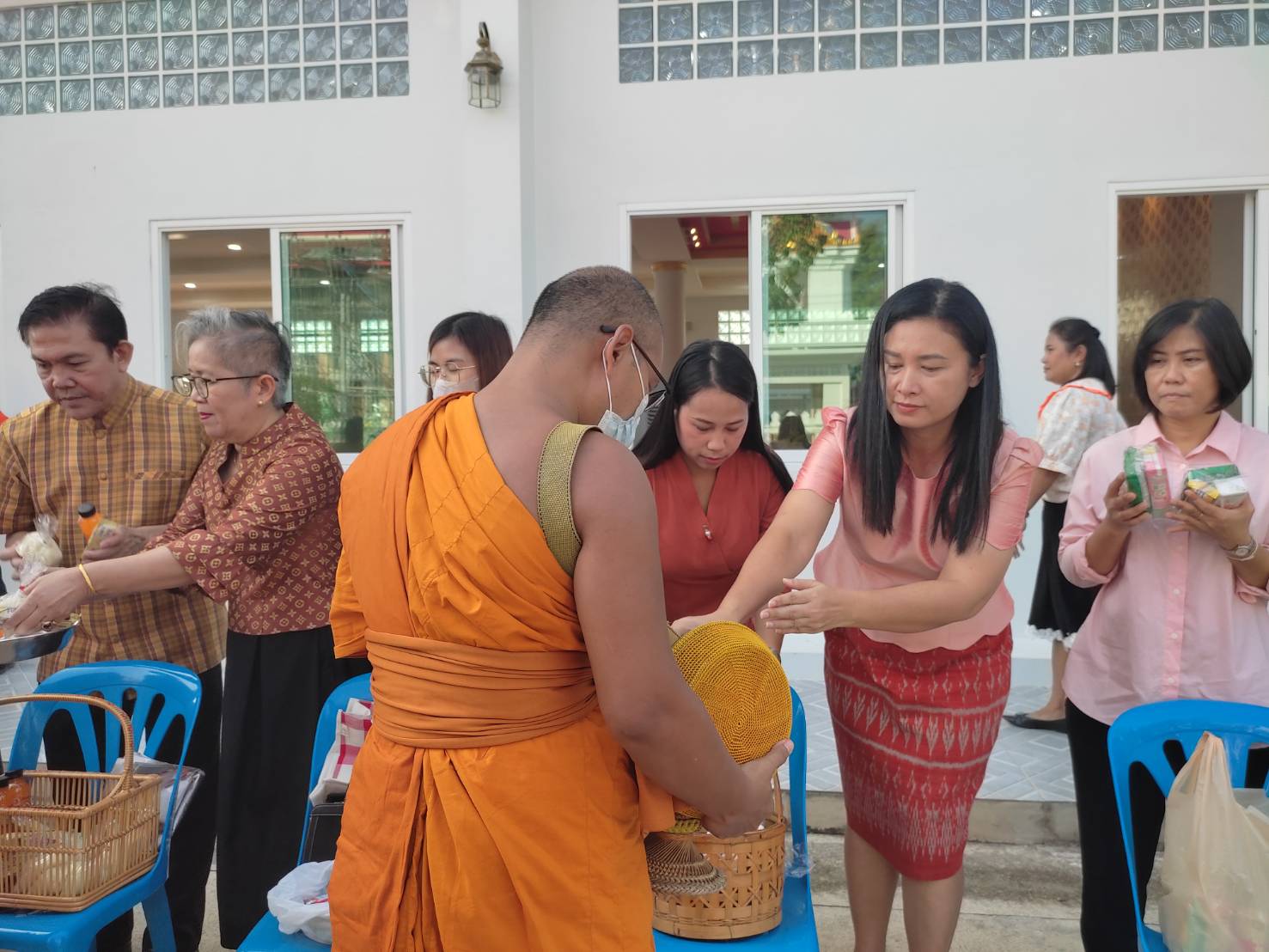 CDD KAN News : พัฒนาการจังหวัดกาญจนบุรี นำข้าราชการร่วมพิธี ตักบาตรร่วมบุญ เทิดทูนสถาบัน เพื่อถวายพระพรแด่ สมเด็จพระเจ้าลูกเธอ เจ้าฟ้าสิริวัณณวรี นารีรัตนราชกัญญา เนื่องในโอกาสวันคล้ายวันประสูติ วันที่ 8 มกราคม 2567