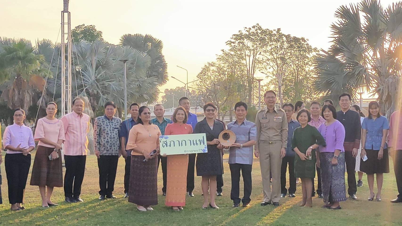 CDD KAN News : พัฒนาการจังหวัดกาญจนบุรี นำข้าราชการร่วมกิจกรรมสภากาแฟและมอบเงินสนับสนุนการจัดงานวันเด็กแห่งชาติ ปี 2567