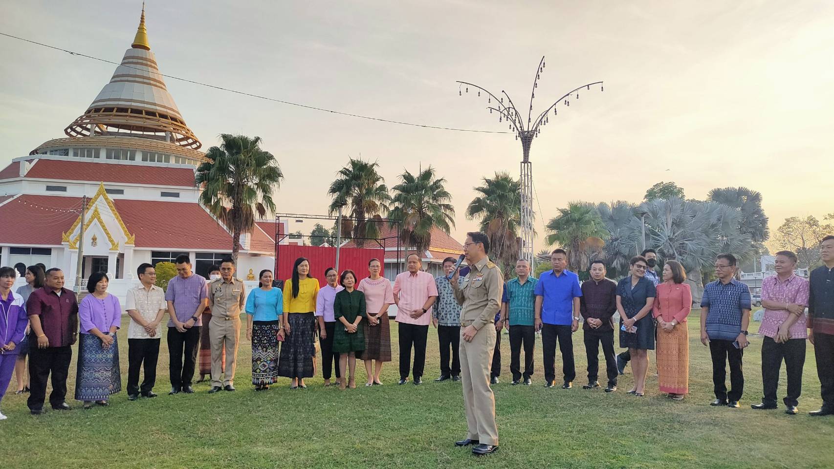 CDD KAN News : พัฒนาการจังหวัดกาญจนบุรี นำข้าราชการร่วมกิจกรรมสภากาแฟและมอบเงินสนับสนุนการจัดงานวันเด็กแห่งชาติ ปี 2567