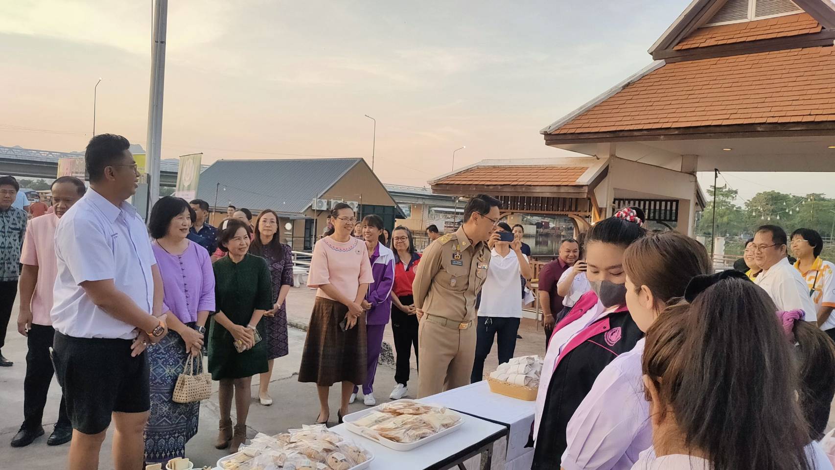 CDD KAN News : พัฒนาการจังหวัดกาญจนบุรี นำข้าราชการร่วมกิจกรรมสภากาแฟและมอบเงินสนับสนุนการจัดงานวันเด็กแห่งชาติ ปี 2567