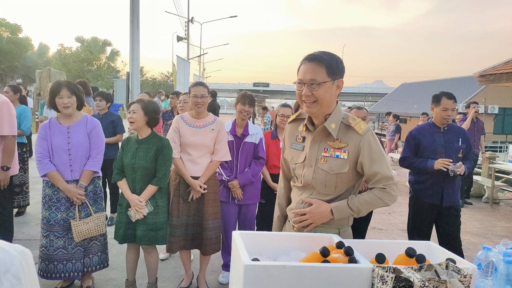 CDD KAN News : พัฒนาการจังหวัดกาญจนบุรี นำข้าราชการร่วมกิจกรรมสภากาแฟและมอบเงินสนับสนุนการจัดงานวันเด็กแห่งชาติ ปี 2567