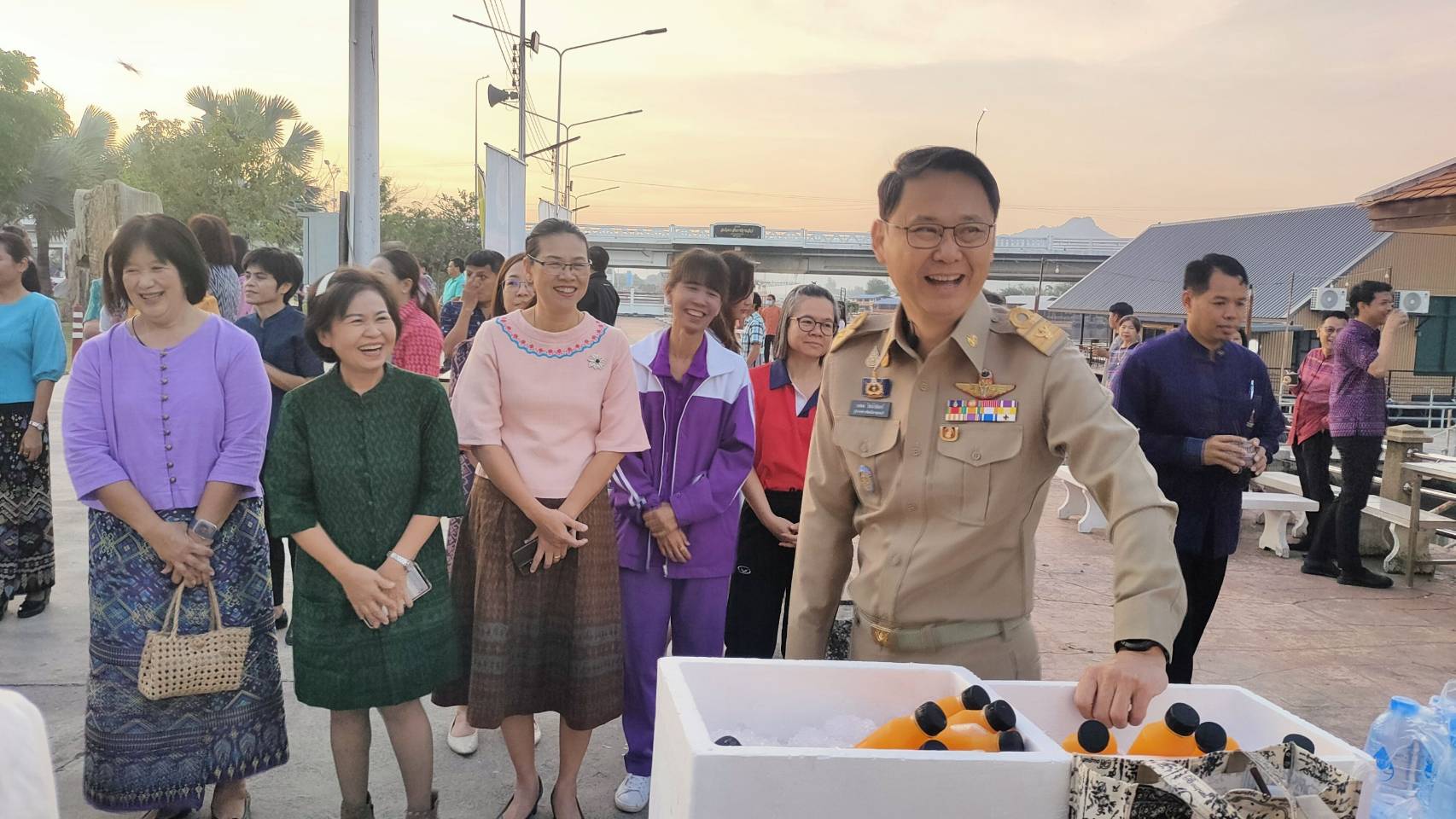 CDD KAN News : พัฒนาการจังหวัดกาญจนบุรี นำข้าราชการร่วมกิจกรรมสภากาแฟและมอบเงินสนับสนุนการจัดงานวันเด็กแห่งชาติ ปี 2567
