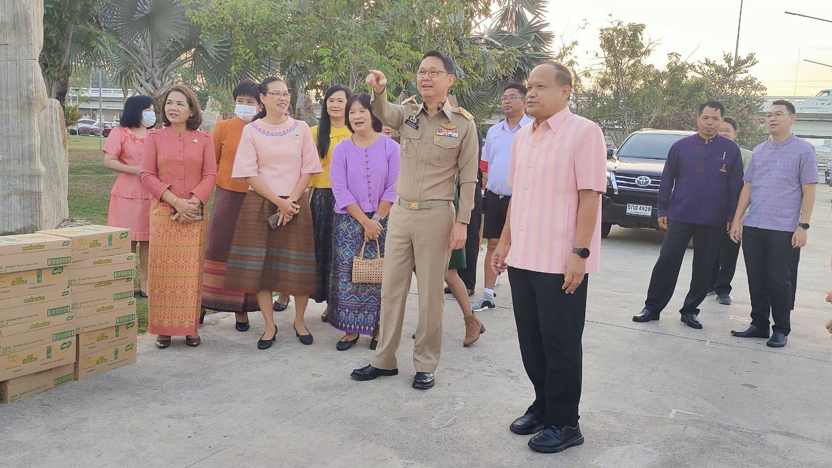 CDD KAN News : พัฒนาการจังหวัดกาญจนบุรี นำข้าราชการร่วมกิจกรรมสภากาแฟและมอบเงินสนับสนุนการจัดงานวันเด็กแห่งชาติ ปี 2567