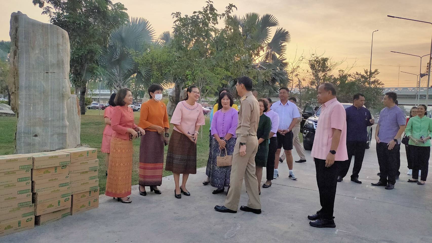 CDD KAN News : พัฒนาการจังหวัดกาญจนบุรี นำข้าราชการร่วมกิจกรรมสภากาแฟและมอบเงินสนับสนุนการจัดงานวันเด็กแห่งชาติ ปี 2567