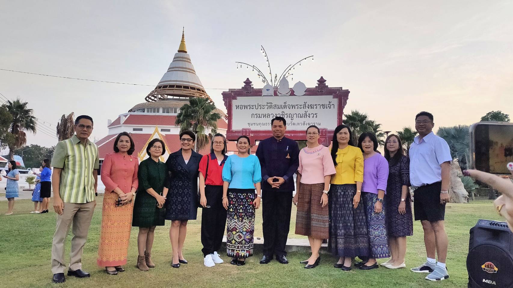 CDD KAN News : พัฒนาการจังหวัดกาญจนบุรี นำข้าราชการร่วมกิจกรรมสภากาแฟและมอบเงินสนับสนุนการจัดงานวันเด็กแห่งชาติ ปี 2567