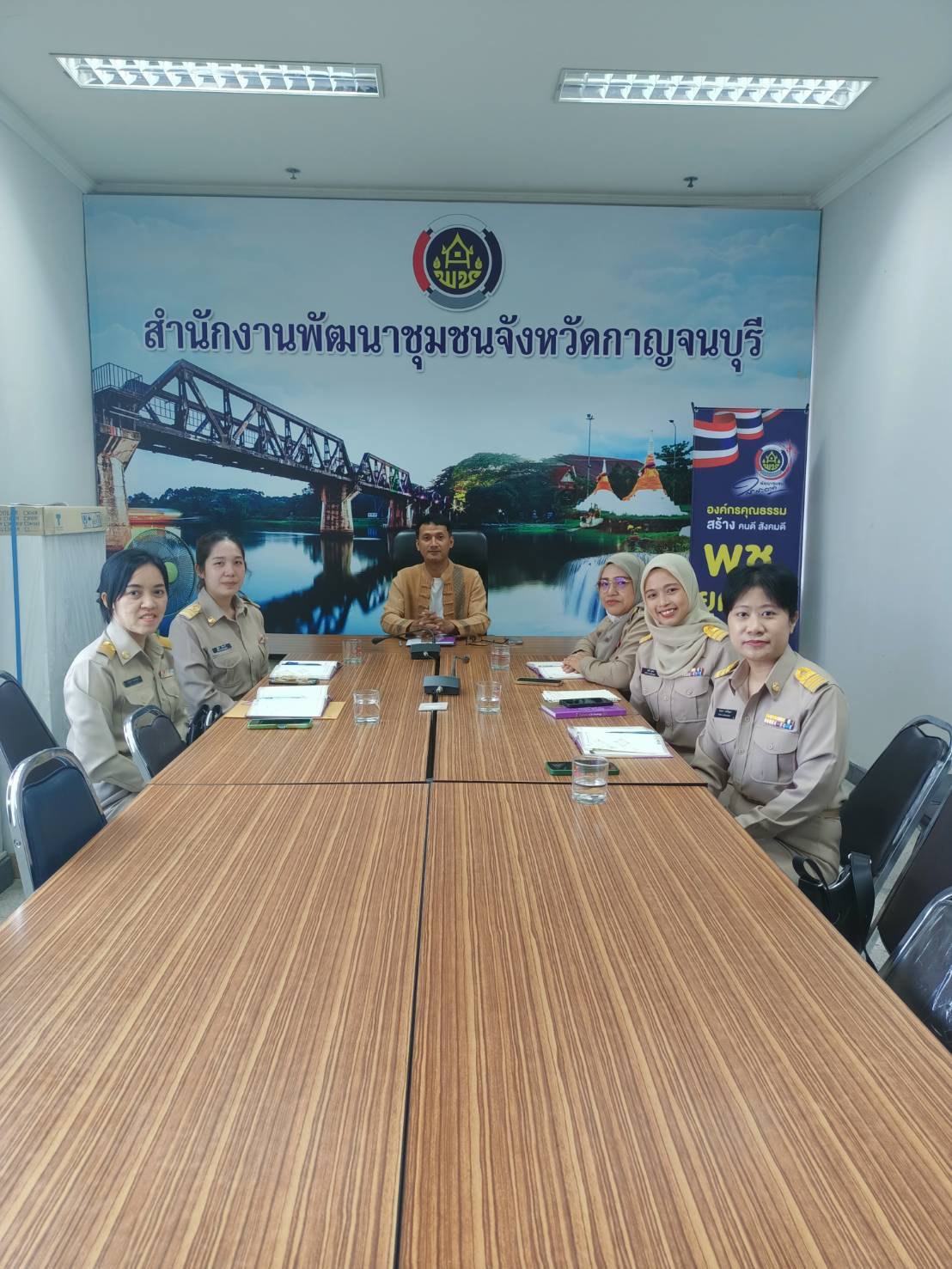 พช.กาญจน์ร่วมต้อนรับข้าราชการใหม่ เสริมทัพครอบครัว พช.กาญจน์ เน้นย้ำให้เป็น “พัฒนากร” ที่ดี ช่วยกันขับเคลื่อนภารกิจของกรมการพัฒนาชุมชน ให้บรรลุวิสัยทัศน์ “เศรษฐกิจฐานรากมั่นคง ชุมชนเข้มแข็งอย่างยั่งยืน ด้วยหลักปรัชญาของเศรษฐกิจพอเพียง”