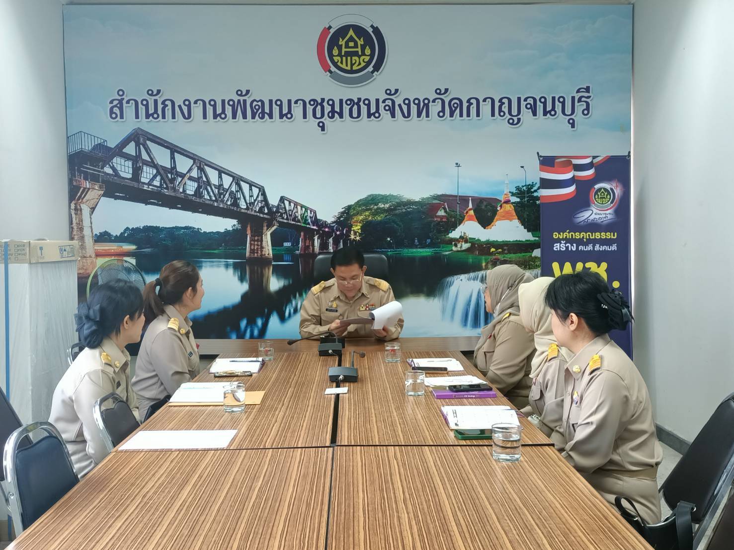 พช.กาญจน์ร่วมต้อนรับข้าราชการใหม่ เสริมทัพครอบครัว พช.กาญจน์ เน้นย้ำให้เป็น “พัฒนากร” ที่ดี ช่วยกันขับเคลื่อนภารกิจของกรมการพัฒนาชุมชน ให้บรรลุวิสัยทัศน์ “เศรษฐกิจฐานรากมั่นคง ชุมชนเข้มแข็งอย่างยั่งยืน ด้วยหลักปรัชญาของเศรษฐกิจพอเพียง”
