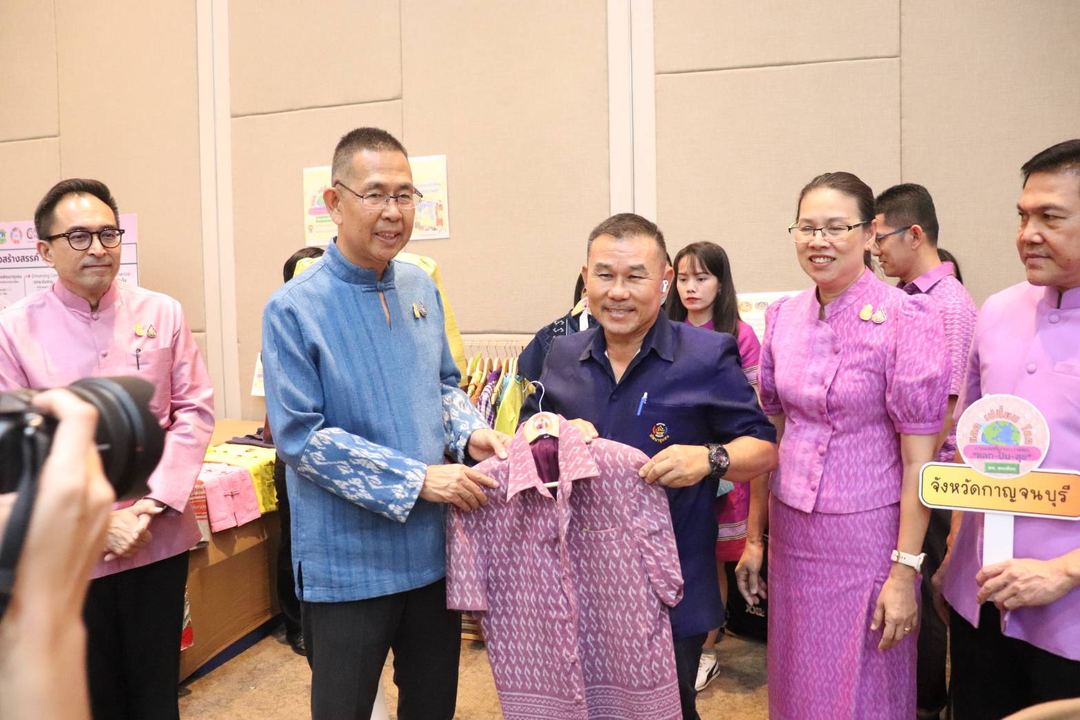 พจ.กาญจนบุรี นำข้าราชการในสังกัดร่วมรับมอบนโยบายและปลุกขวัญกำลังใจเจ้าหน้าที่ พช. เขตตรวจราชการที่ 3 จังหวัดภาคกลางตอนล่าง