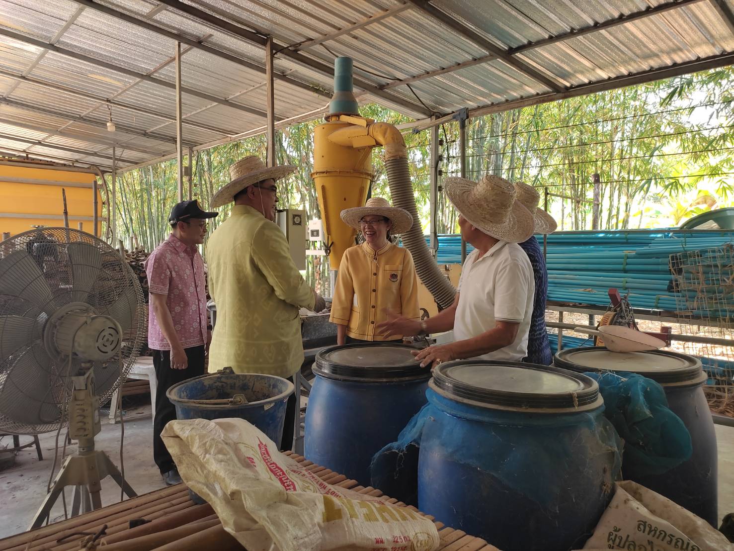 พช.กาญจนบุรี รับการตรวจราชการจากผู้ตรวจ มท. ทั้งนี้ยกนิ้วชื่นชม! แปลง“โคก หนอง นา โมเดล” จ.กาญจนบุรี สามารถสร้างประโยชน์ต่อประชาชน และเป็นต้นแบบอย่างแท้จริง