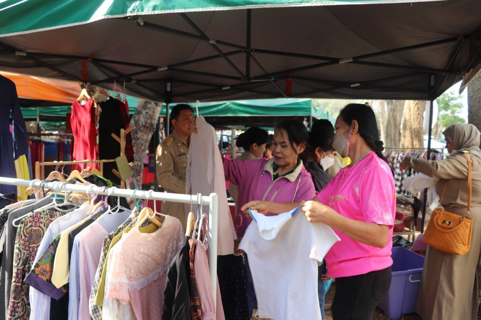 พช.กาญจนบุรี ขับเคลื่อนองค์กรคุณธรรม พช.พอเพียง “แลก เปลี่ยน โลก” จับมือหน่วยงานภาคีเครือข่ายขยายผลสู่ชุมชน ผลักดันคนทุกวัย ร่วมใจใส่ผ้าไทยให้สนุก