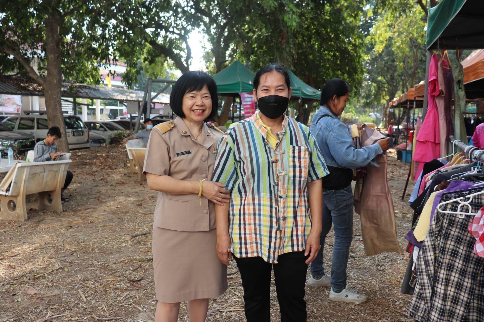 พช.กาญจนบุรี ขับเคลื่อนองค์กรคุณธรรม พช.พอเพียง “แลก เปลี่ยน โลก” จับมือหน่วยงานภาคีเครือข่ายขยายผลสู่ชุมชน ผลักดันคนทุกวัย ร่วมใจใส่ผ้าไทยให้สนุก