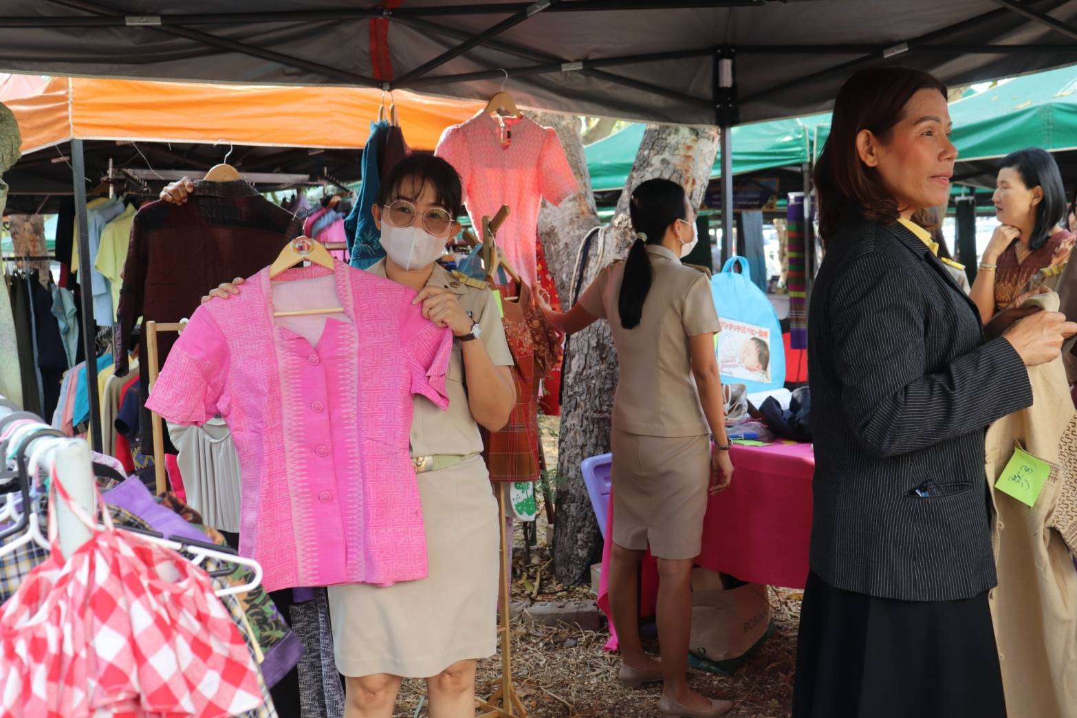 พช.กาญจนบุรี ขับเคลื่อนองค์กรคุณธรรม พช.พอเพียง “แลก เปลี่ยน โลก” จับมือหน่วยงานภาคีเครือข่ายขยายผลสู่ชุมชน ผลักดันคนทุกวัย ร่วมใจใส่ผ้าไทยให้สนุก