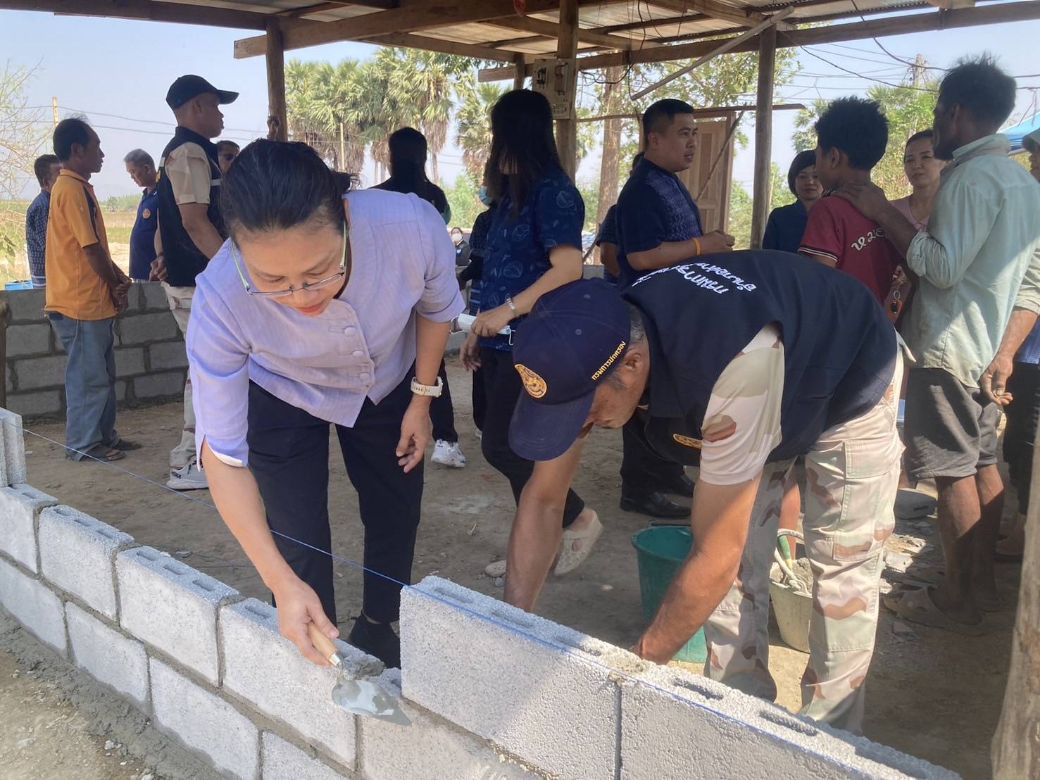พช.กาญจนบุรี ลุย!! บูรณาการความช่วยเหลือพัฒนาคุณภาพชีวิตประชาชน พร้อมติดตามการขับเคลื่อนศูนย์เรียนรู้เศษฐกิจพอเพียง และศูนย์เรียนรู้โคก หนอง นา ในพื้นที่อำเภอด่านมะขามเตี้ย