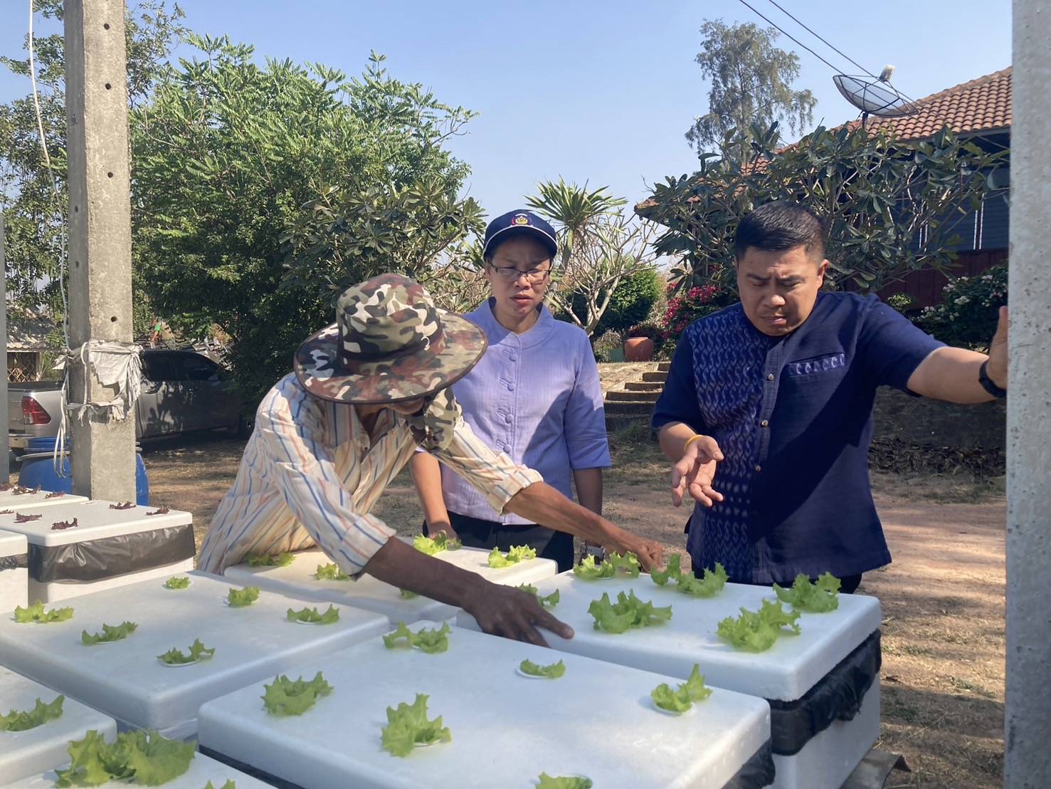 พช.กาญจนบุรี ลุย!! บูรณาการความช่วยเหลือพัฒนาคุณภาพชีวิตประชาชน พร้อมติดตามการขับเคลื่อนศูนย์เรียนรู้เศษฐกิจพอเพียง และศูนย์เรียนรู้โคก หนอง นา ในพื้นที่อำเภอด่านมะขามเตี้ย