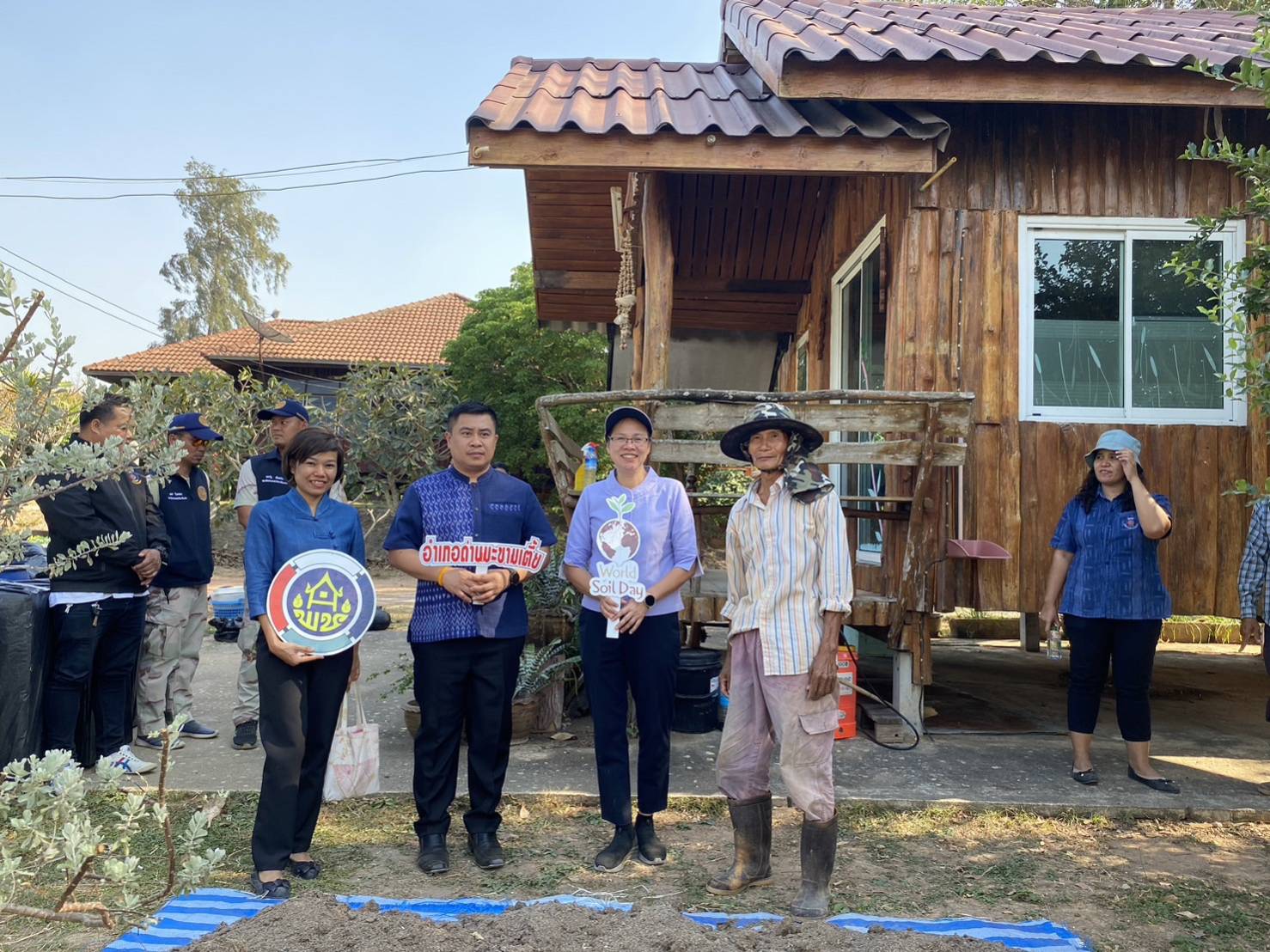 พช.กาญจนบุรี ลุย!! บูรณาการความช่วยเหลือพัฒนาคุณภาพชีวิตประชาชน พร้อมติดตามการขับเคลื่อนศูนย์เรียนรู้เศษฐกิจพอเพียง และศูนย์เรียนรู้โคก หนอง นา ในพื้นที่อำเภอด่านมะขามเตี้ย
