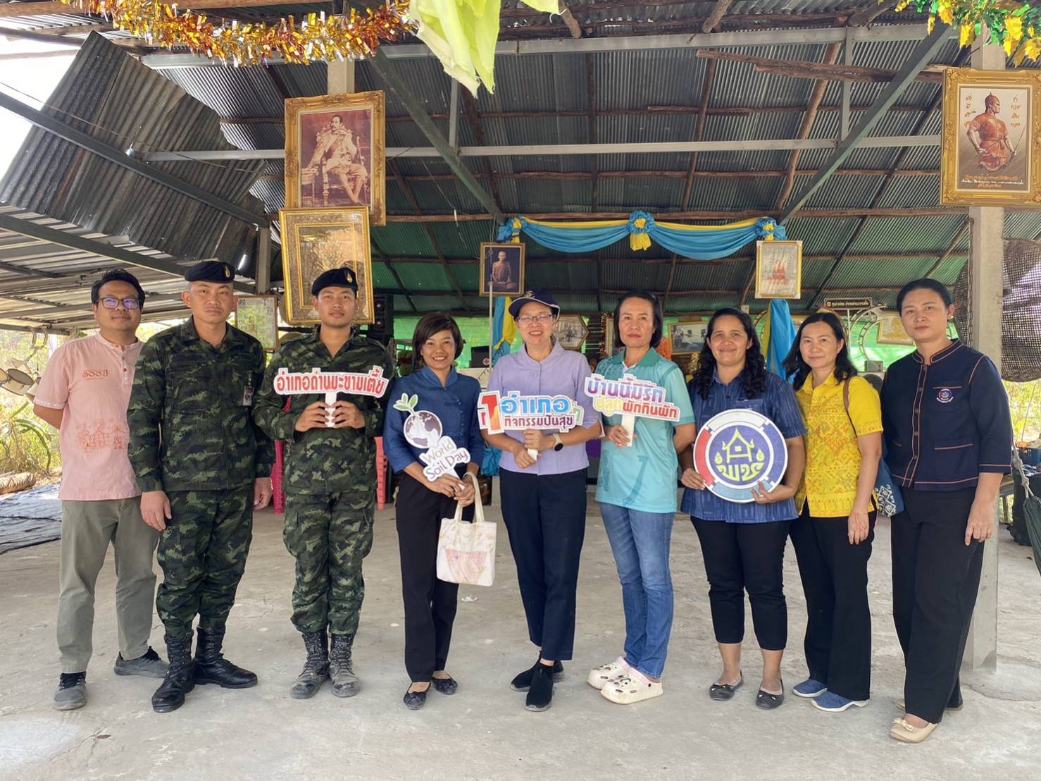 พช.กาญจนบุรี ลุย!! บูรณาการความช่วยเหลือพัฒนาคุณภาพชีวิตประชาชน พร้อมติดตามการขับเคลื่อนศูนย์เรียนรู้เศษฐกิจพอเพียง และศูนย์เรียนรู้โคก หนอง นา ในพื้นที่อำเภอด่านมะขามเตี้ย