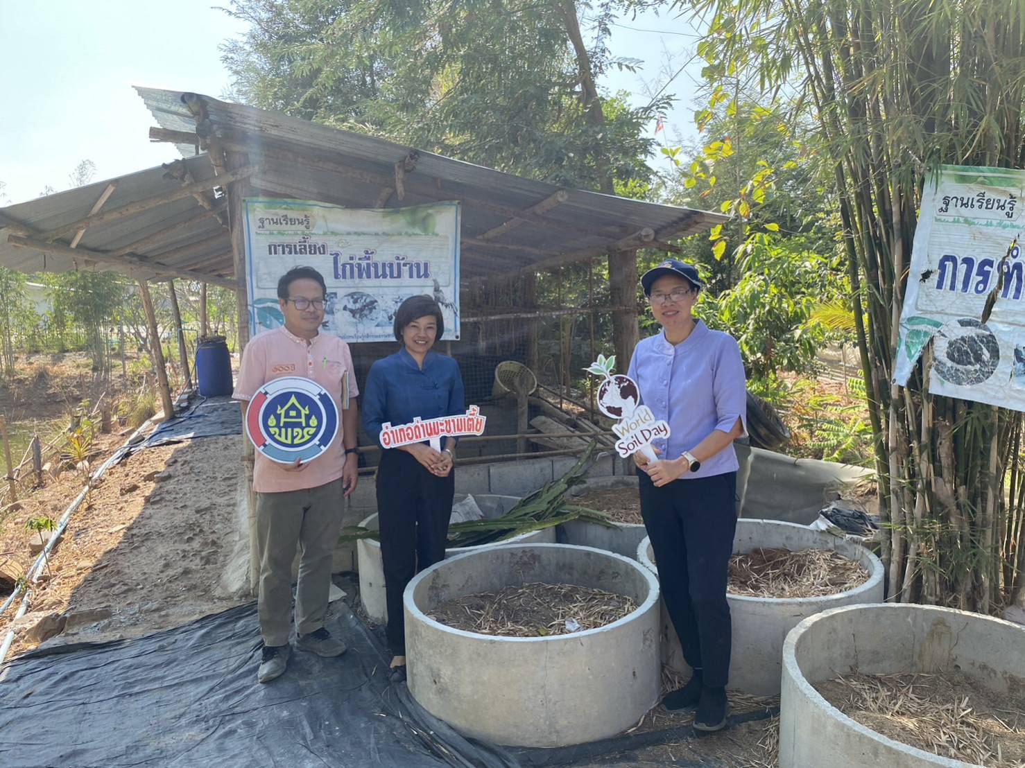 พช.กาญจนบุรี ลุย!! บูรณาการความช่วยเหลือพัฒนาคุณภาพชีวิตประชาชน พร้อมติดตามการขับเคลื่อนศูนย์เรียนรู้เศษฐกิจพอเพียง และศูนย์เรียนรู้โคก หนอง นา ในพื้นที่อำเภอด่านมะขามเตี้ย