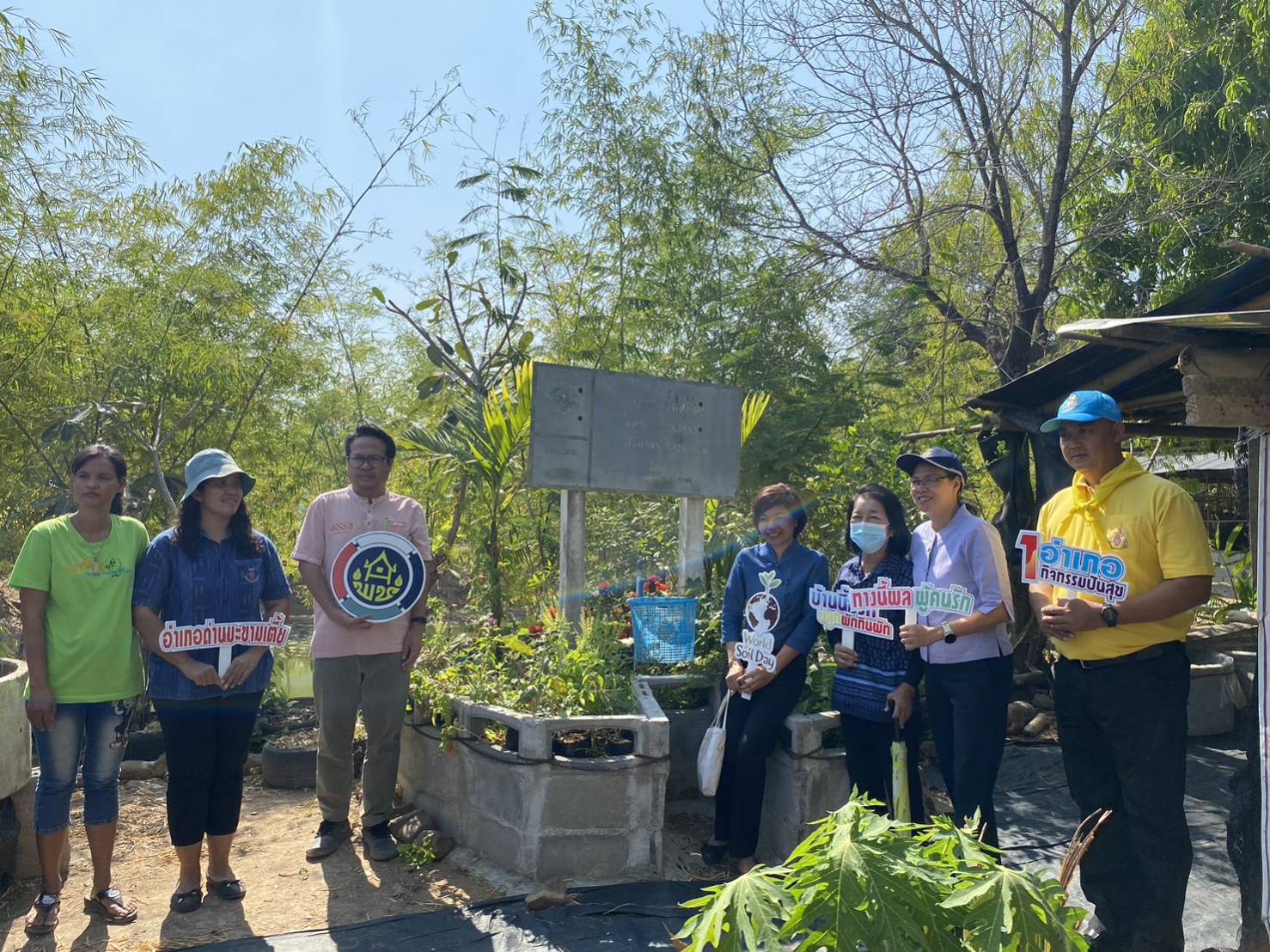 พช.กาญจนบุรี ลุย!! บูรณาการความช่วยเหลือพัฒนาคุณภาพชีวิตประชาชน พร้อมติดตามการขับเคลื่อนศูนย์เรียนรู้เศษฐกิจพอเพียง และศูนย์เรียนรู้โคก หนอง นา ในพื้นที่อำเภอด่านมะขามเตี้ย