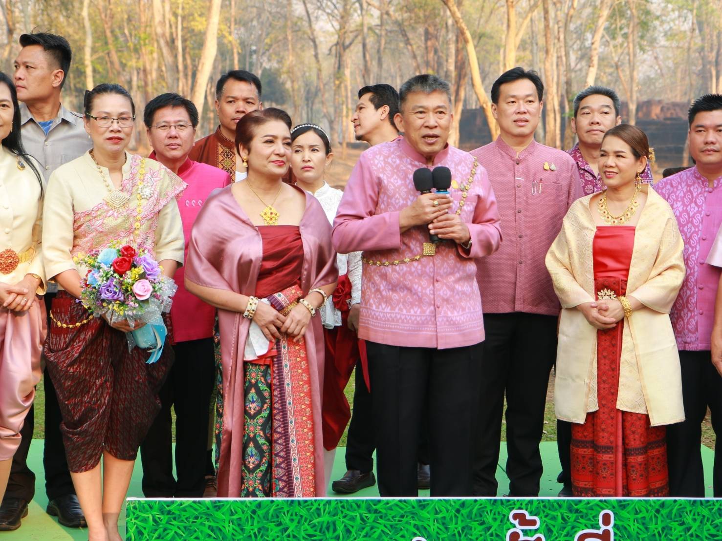 พัฒนาการจังหวัดกาญจนบุรี นำข้าราชการร่วมกิจกรรมสภากาแฟ แต่งกายย้อนยุค ด้วยลุคผ้าไทย สวยสมวัย เที่ยวที่ไหนก็สนุก