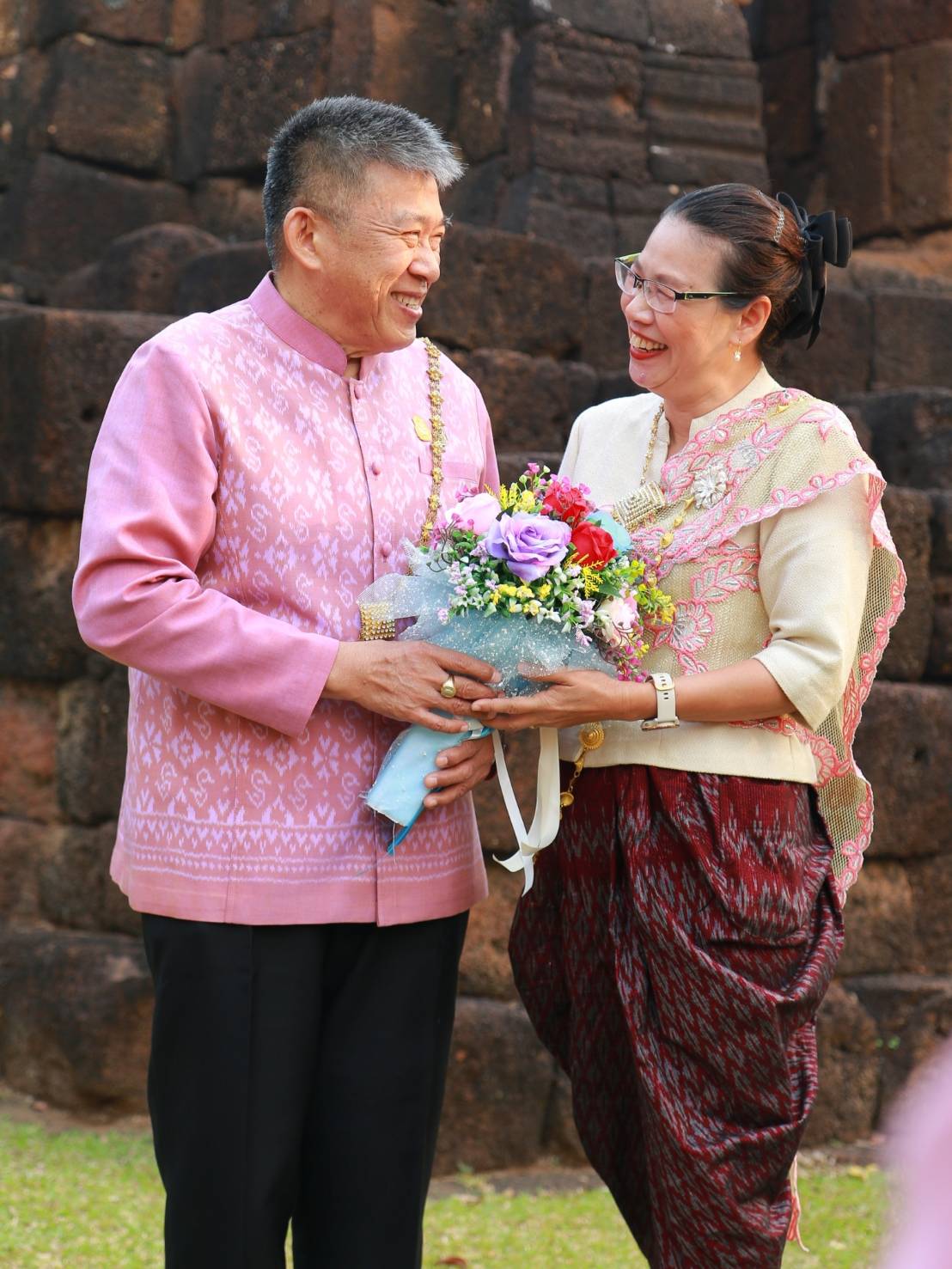 พัฒนาการจังหวัดกาญจนบุรี นำข้าราชการร่วมกิจกรรมสภากาแฟ แต่งกายย้อนยุค ด้วยลุคผ้าไทย สวยสมวัย เที่ยวที่ไหนก็สนุก