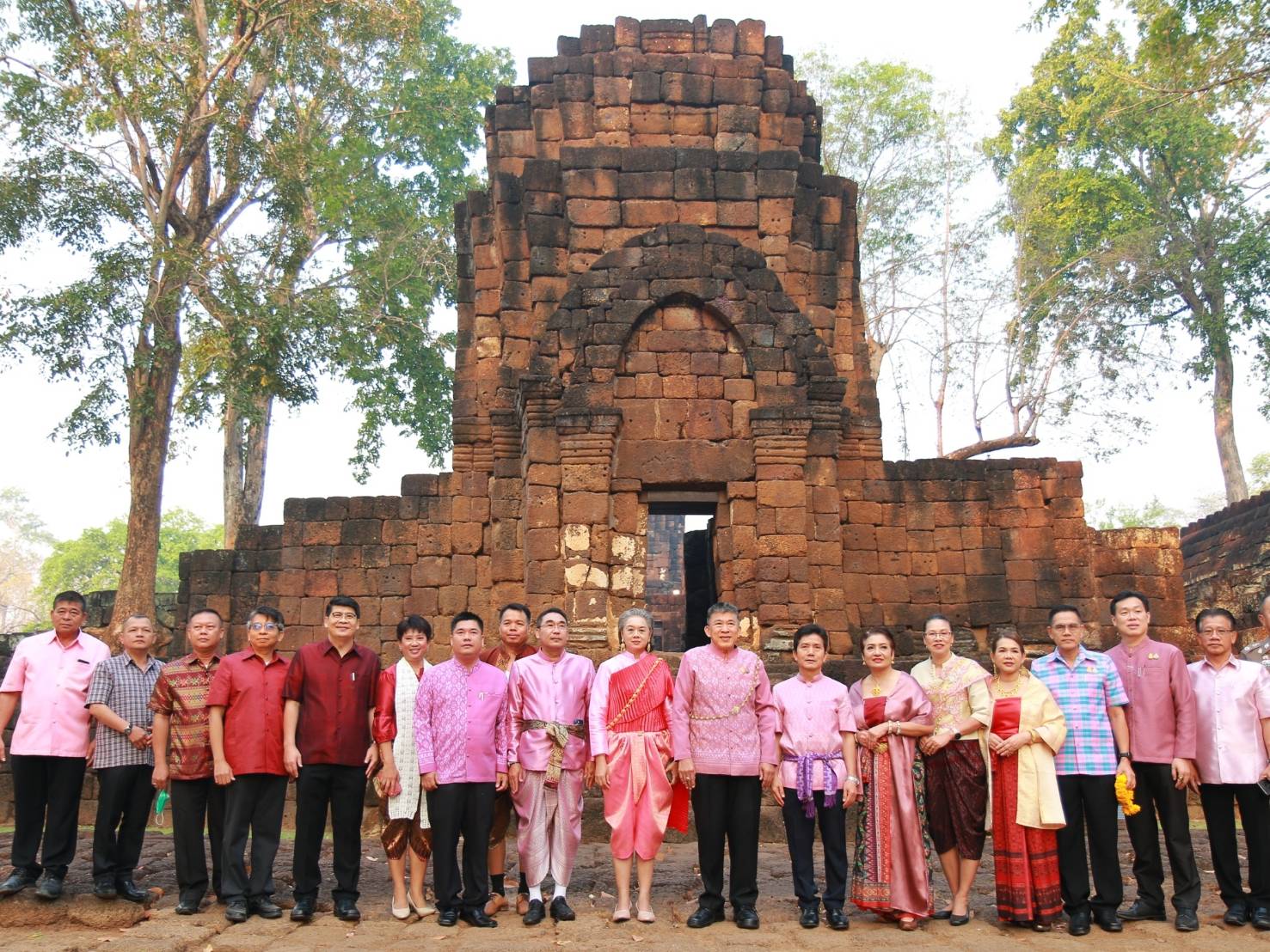 พัฒนาการจังหวัดกาญจนบุรี นำข้าราชการร่วมกิจกรรมสภากาแฟ แต่งกายย้อนยุค ด้วยลุคผ้าไทย สวยสมวัย เที่ยวที่ไหนก็สนุก