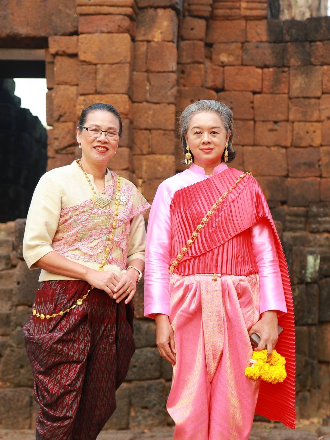 พัฒนาการจังหวัดกาญจนบุรี นำข้าราชการร่วมกิจกรรมสภากาแฟ แต่งกายย้อนยุค ด้วยลุคผ้าไทย สวยสมวัย เที่ยวที่ไหนก็สนุก