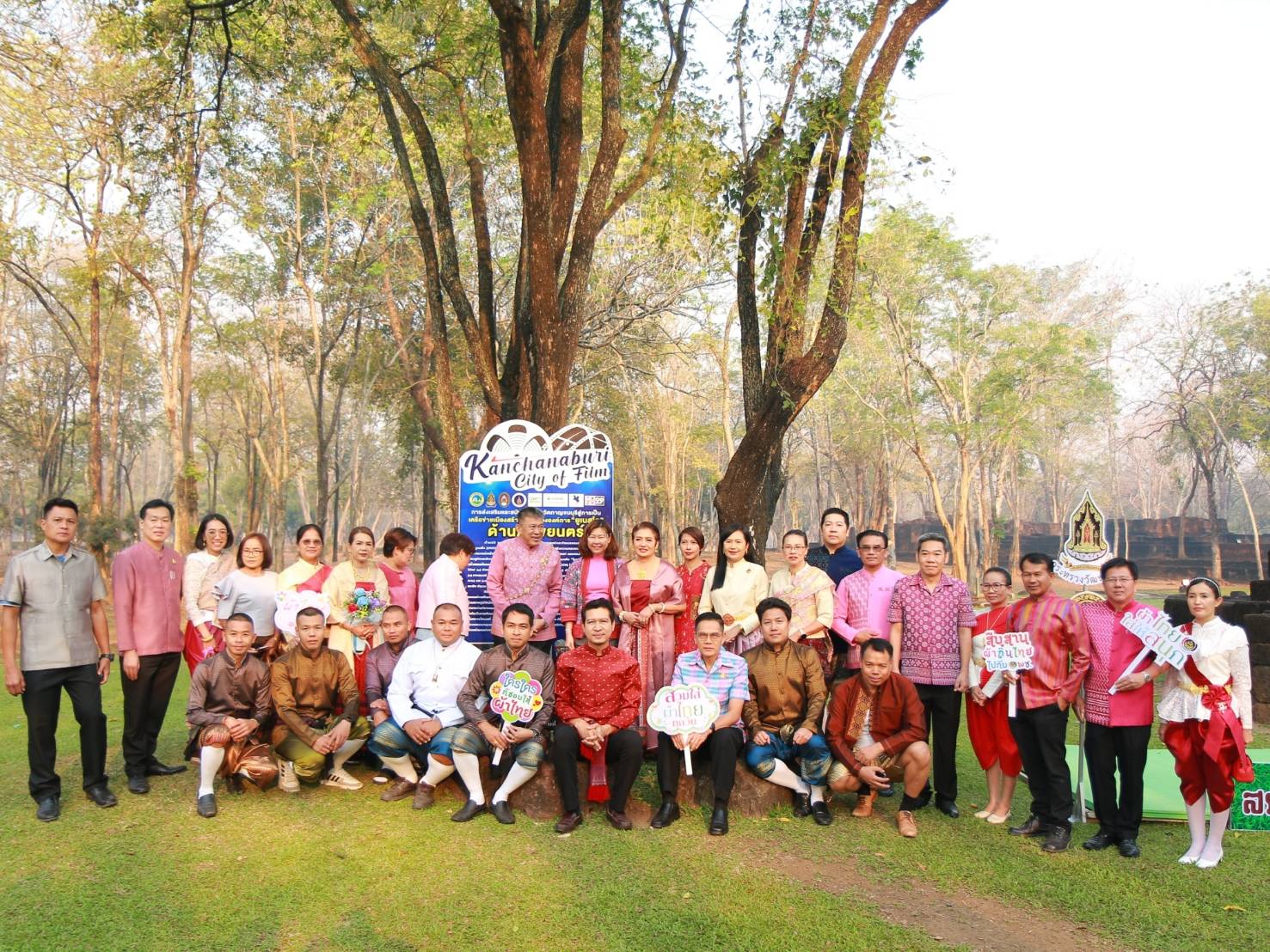 พัฒนาการจังหวัดกาญจนบุรี นำข้าราชการร่วมกิจกรรมสภากาแฟ แต่งกายย้อนยุค ด้วยลุคผ้าไทย สวยสมวัย เที่ยวที่ไหนก็สนุก