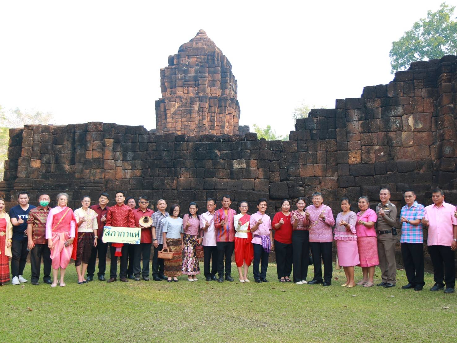 พัฒนาการจังหวัดกาญจนบุรี นำข้าราชการร่วมกิจกรรมสภากาแฟ แต่งกายย้อนยุค ด้วยลุคผ้าไทย สวยสมวัย เที่ยวที่ไหนก็สนุก