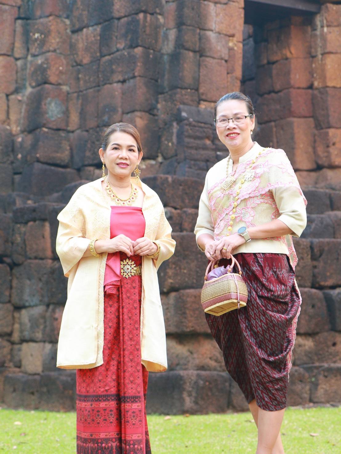 พัฒนาการจังหวัดกาญจนบุรี นำข้าราชการร่วมกิจกรรมสภากาแฟ แต่งกายย้อนยุค ด้วยลุคผ้าไทย สวยสมวัย เที่ยวที่ไหนก็สนุก